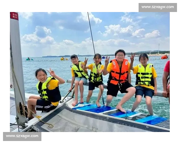 出海逐浪:驾船冲浪的欢乐时光 出海逐浪:驾船冲浪的欢乐时光